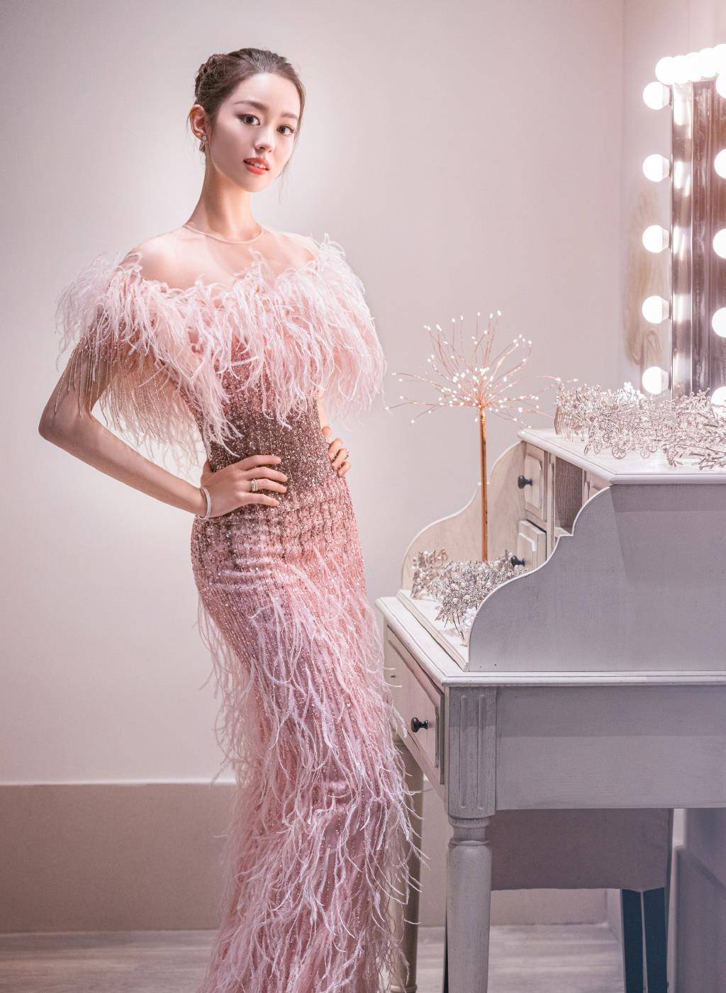 吉娜变身美人鱼,穿七彩裙躺水里,s型玲珑曲线太迷人了_郎朗_时尚_感觉