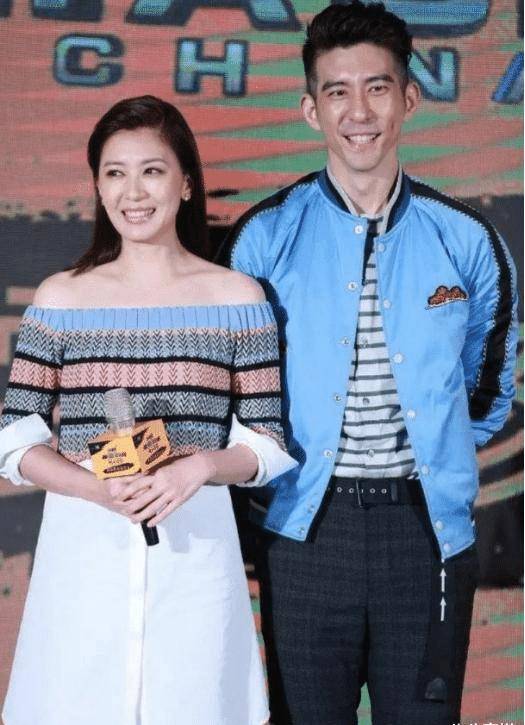 贾静雯携修杰楷亮相,穿一字肩连衣裙优雅温柔,真有女神范_衬衫_西装