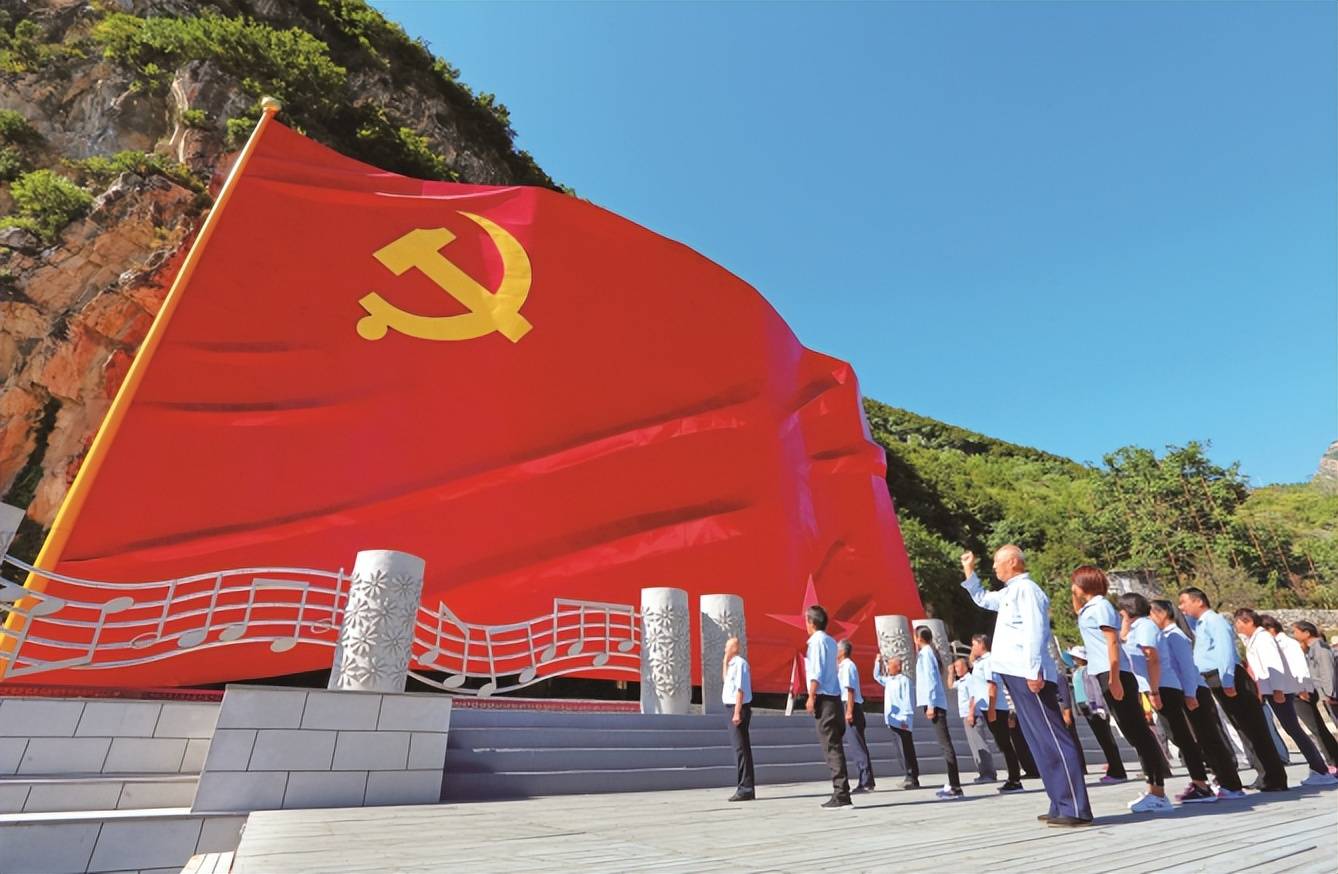 你用镰刀割出金灿灿的天地