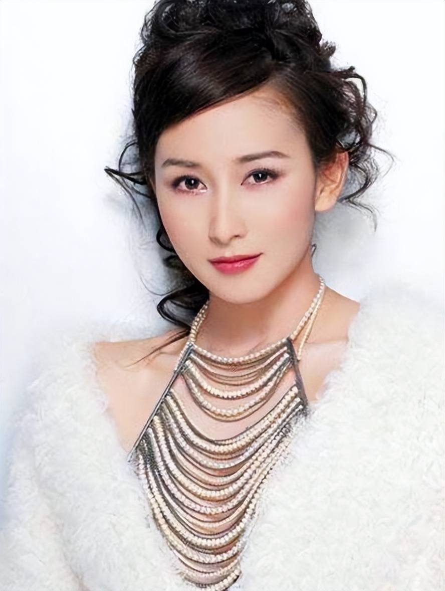 原创胡静嫁给大12岁的外国富豪为43岁的他生儿子婆婆让她暖心