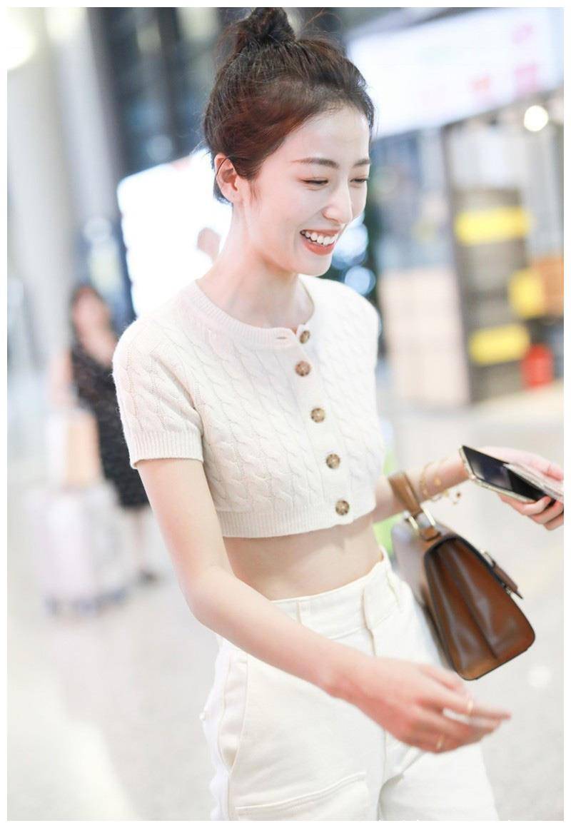 周雨彤内心也是很狂野的肚脐装每天换一套摆拍姿势行云流水