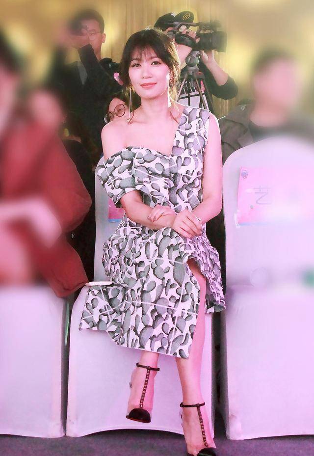 原创贾静雯有多美穿黑色网纱裙去野餐45岁依旧赏心悦目