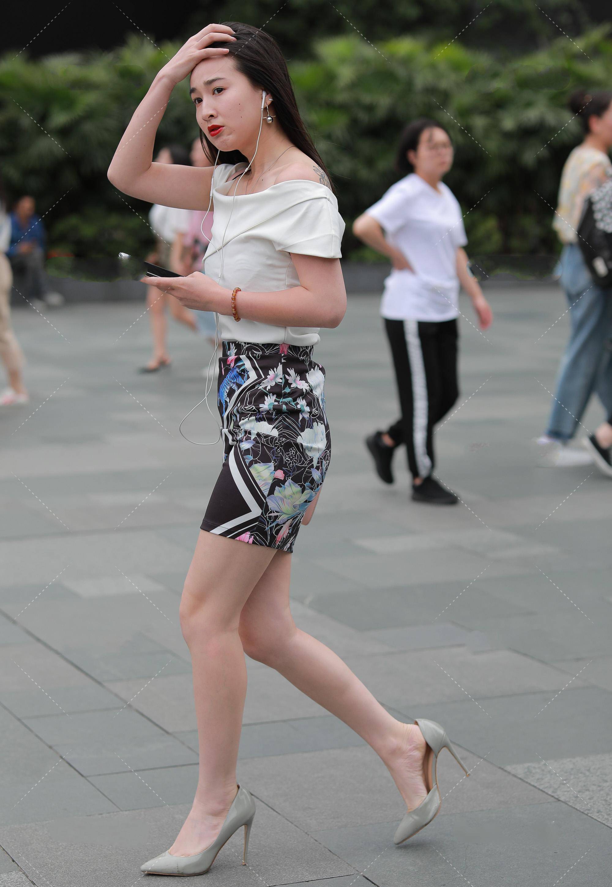 印花包臀裙搭配不对称一字肩上衣时尚端庄可爱优雅