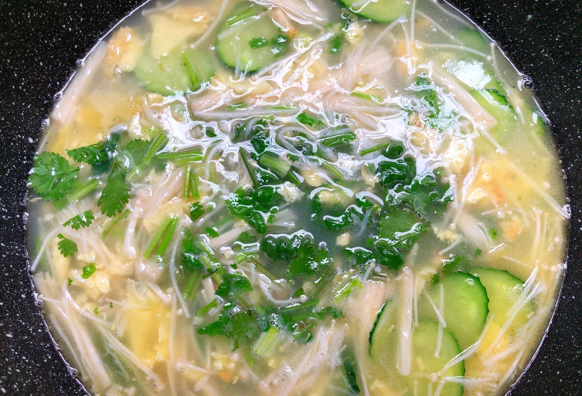 天热了,我家最爱这道汤,清淡又好喝,大人孩子都喜欢_金针菇_黄瓜_蛋汤