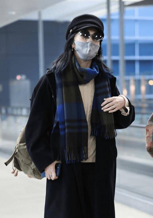 姚晨的私服穿搭才叫时髦,大衣配马丁靴超减龄,格纹围巾真高级_黑色