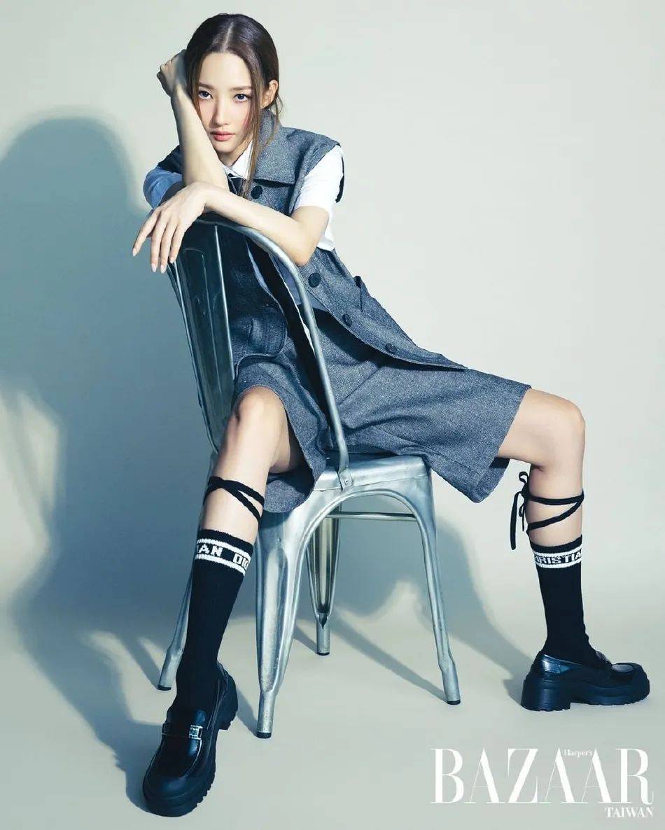 韩国女星朴敏英杂志写真 肤白貌美大长腿太性感撩人 微微 身材 椅子