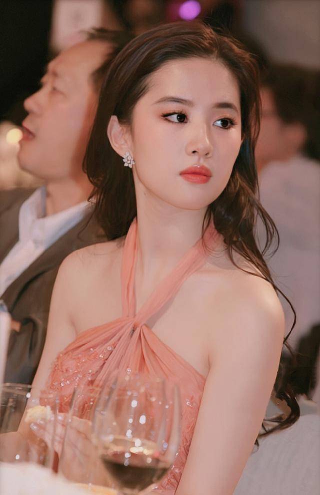 原创刘亦菲写真33岁女神还是年轻漂亮拍照美出新高度