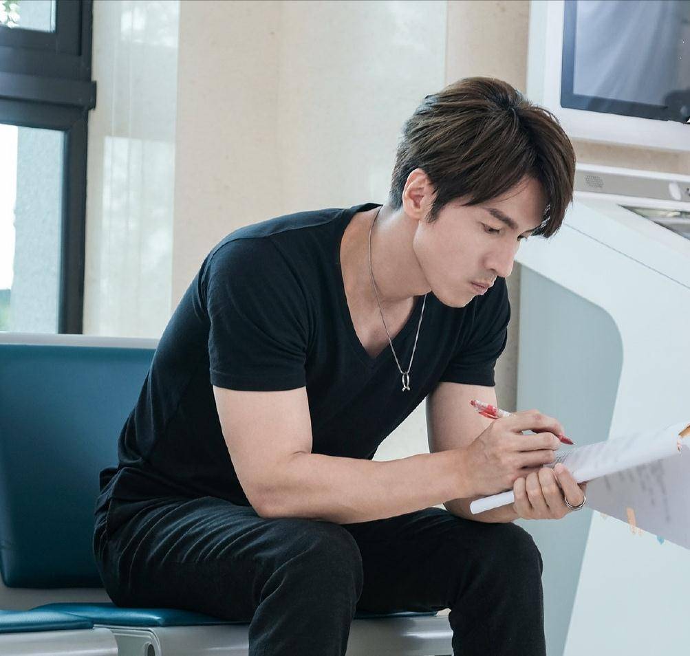 原创43岁言承旭新剧照身材太强悍了衣品也很赞林志玲会后悔吗