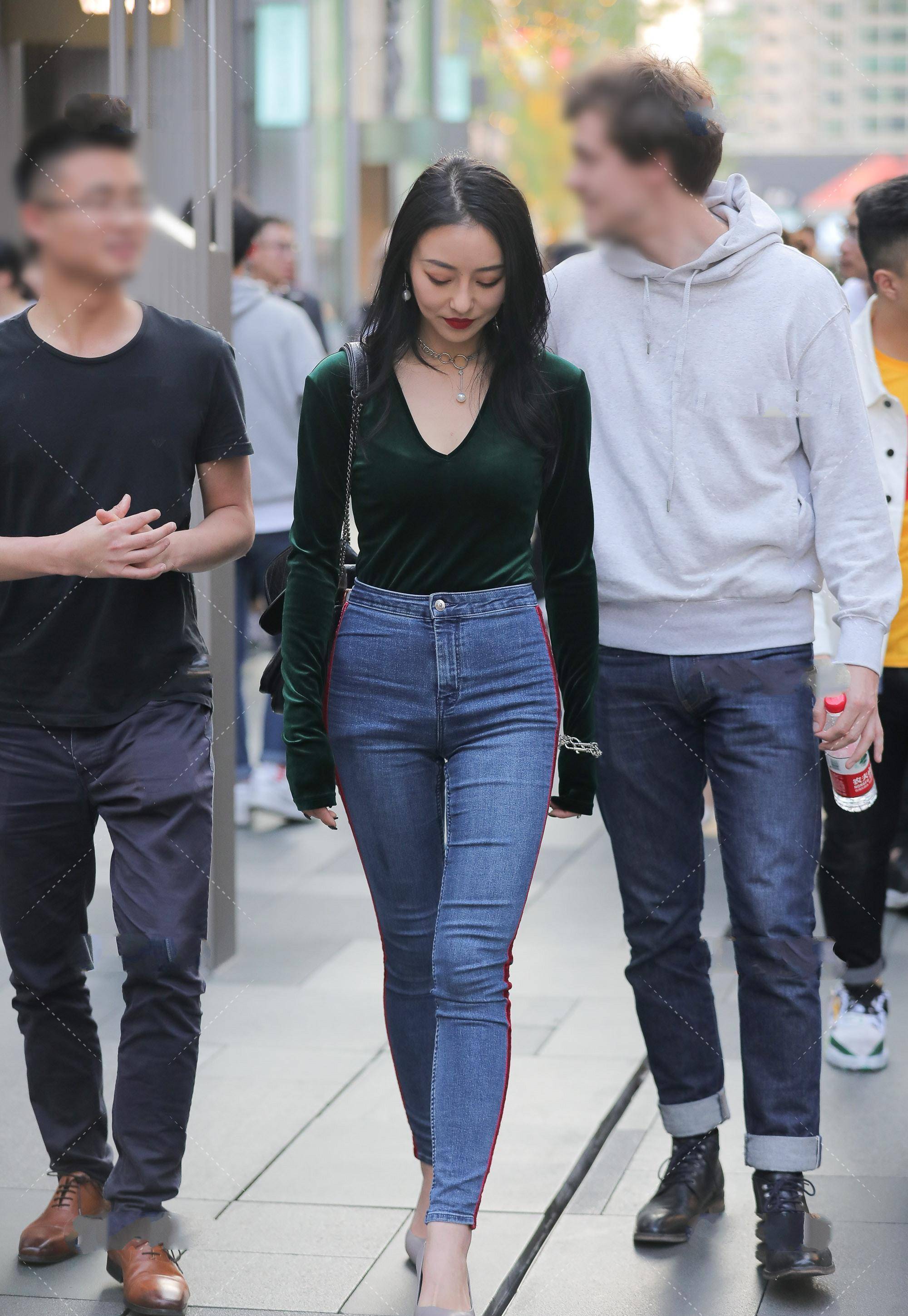 原创荧光绿丝绒上衣搭配红条纹牛仔裤优雅贵气高级感十足