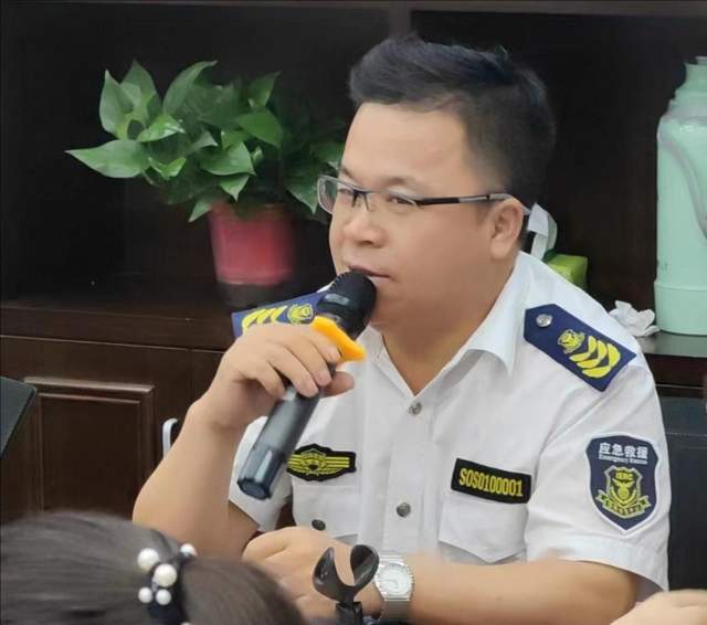 国际应急中心主任卢广峰,副督察长黄金平等也前来基地看望并慰问学员
