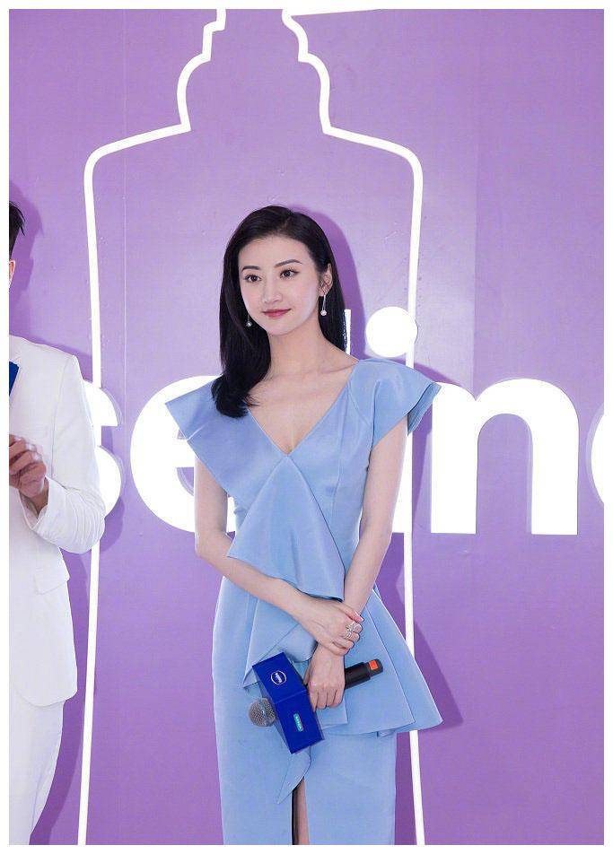 景甜瘦身后更美了,一袭蓝色连衣裙高级又甜美,教科书般的气质_时尚_的