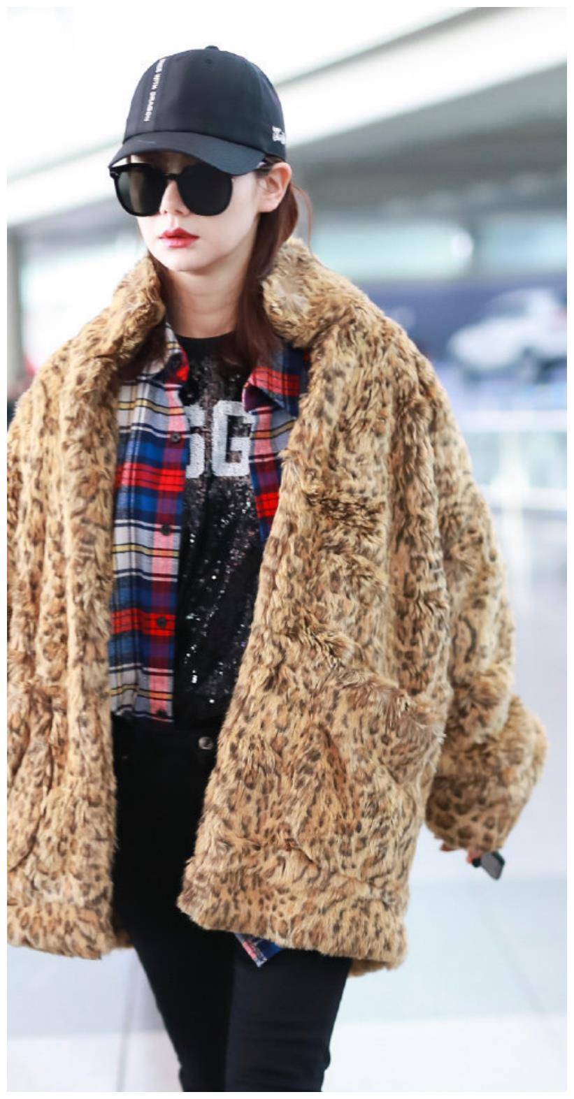 戚薇身穿豹纹外套走机场,内搭格子衬衫 紧身裤真帅气,霸气十足_的设计