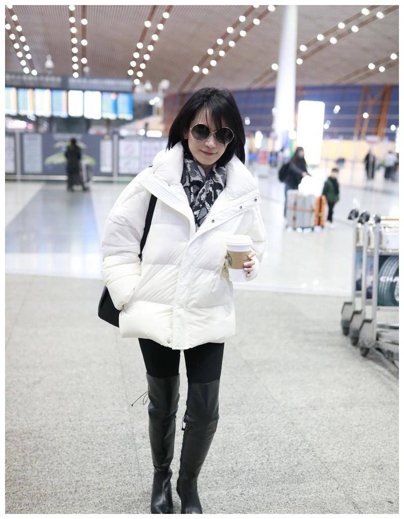 林心如晒皮衣造型,小腿这么粗还敢穿皮裤,裤子紧绷勒出褶皱_气质_魅力