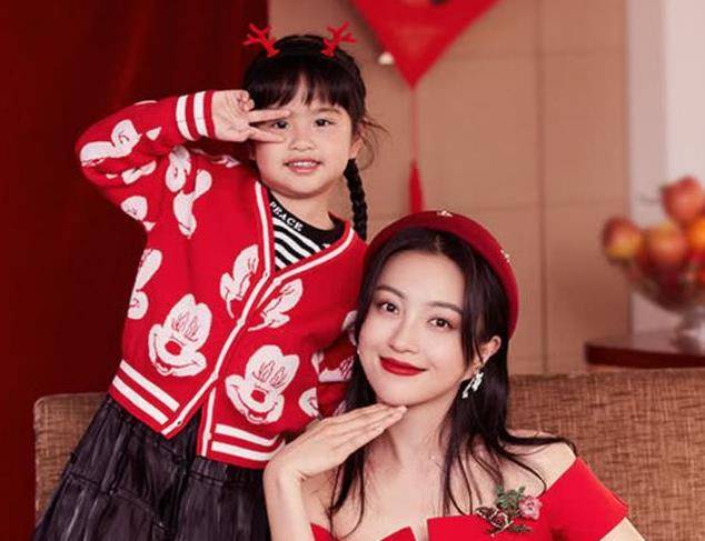 包文婧母子俩合拍大片,4岁包可艾古灵精怪,包文婧