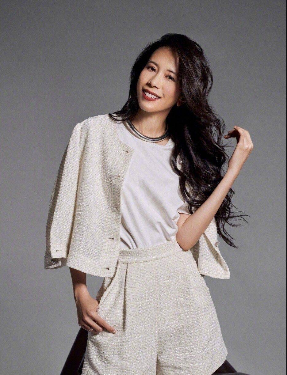 原创莫文蔚才是丝袜腿的代表50岁明明是大婶了却还有少女身材