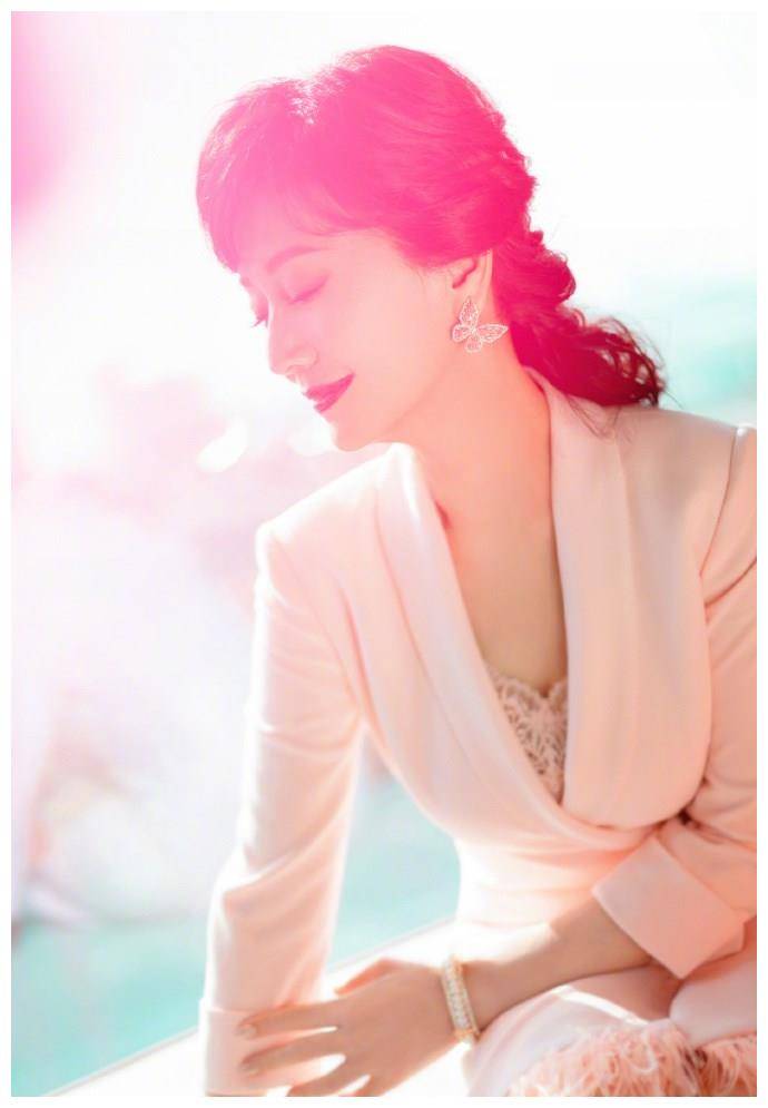 赵雅芝这次有点小性感,裸粉色的西装羽毛裙搭配蝴蝶耳环,好仙美