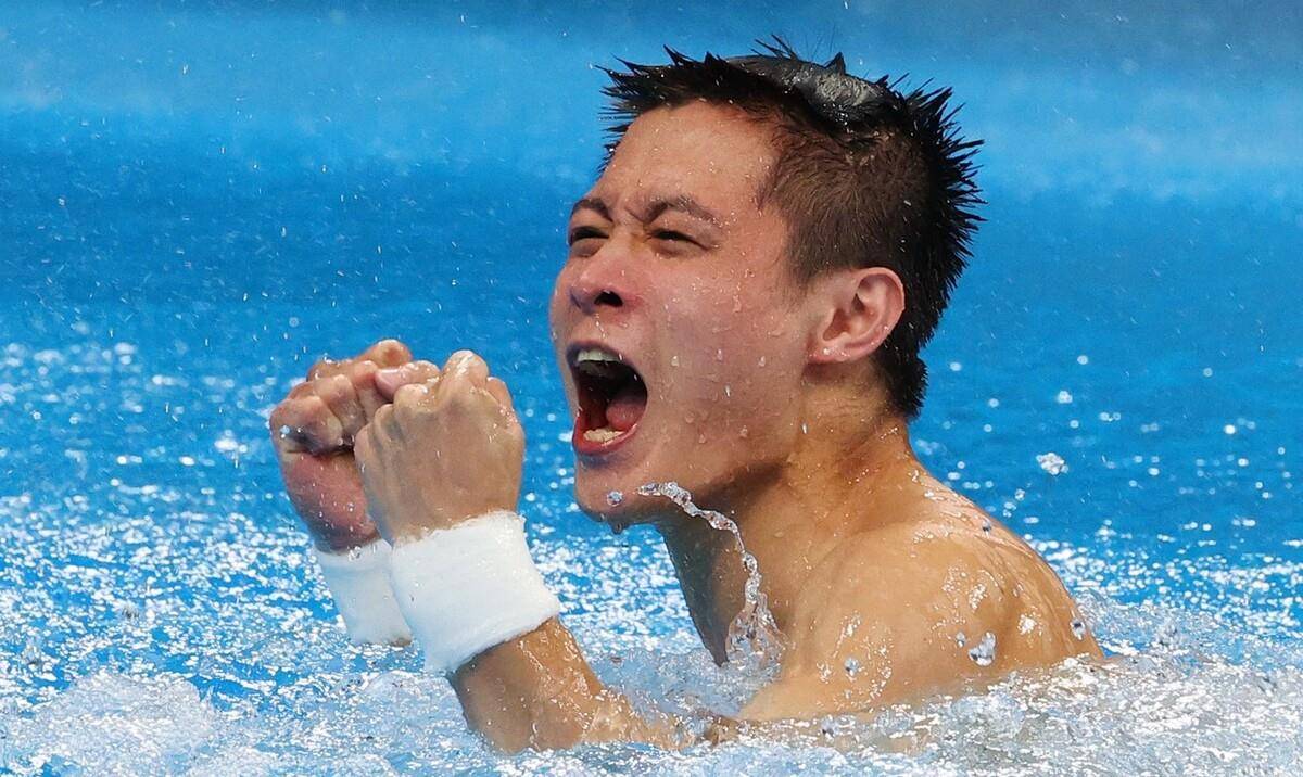 进行跳水项目的争夺,在男子10米跳台预赛里,杨健凭借后三跳的出色表现