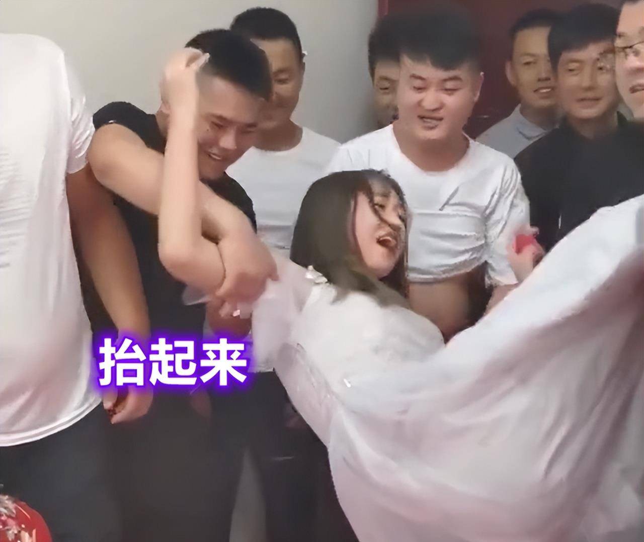 摸腿摸胸,披着恶臭"婚闹"外衣的犯罪现场,郑晓龙是真敢拍_女孩_幸运