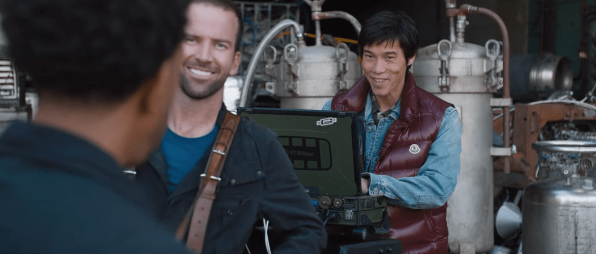 这位杜俊纬,他是华裔的,但是是中英混血的.他出生于香港.