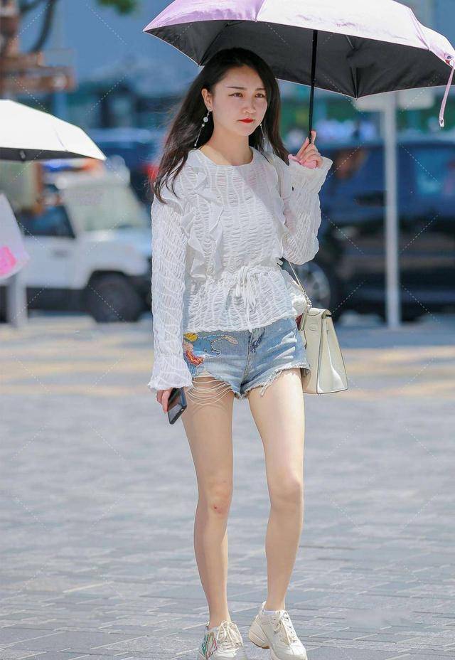 原创白色上衣配短裤穿搭简约又时尚不失甜美气质