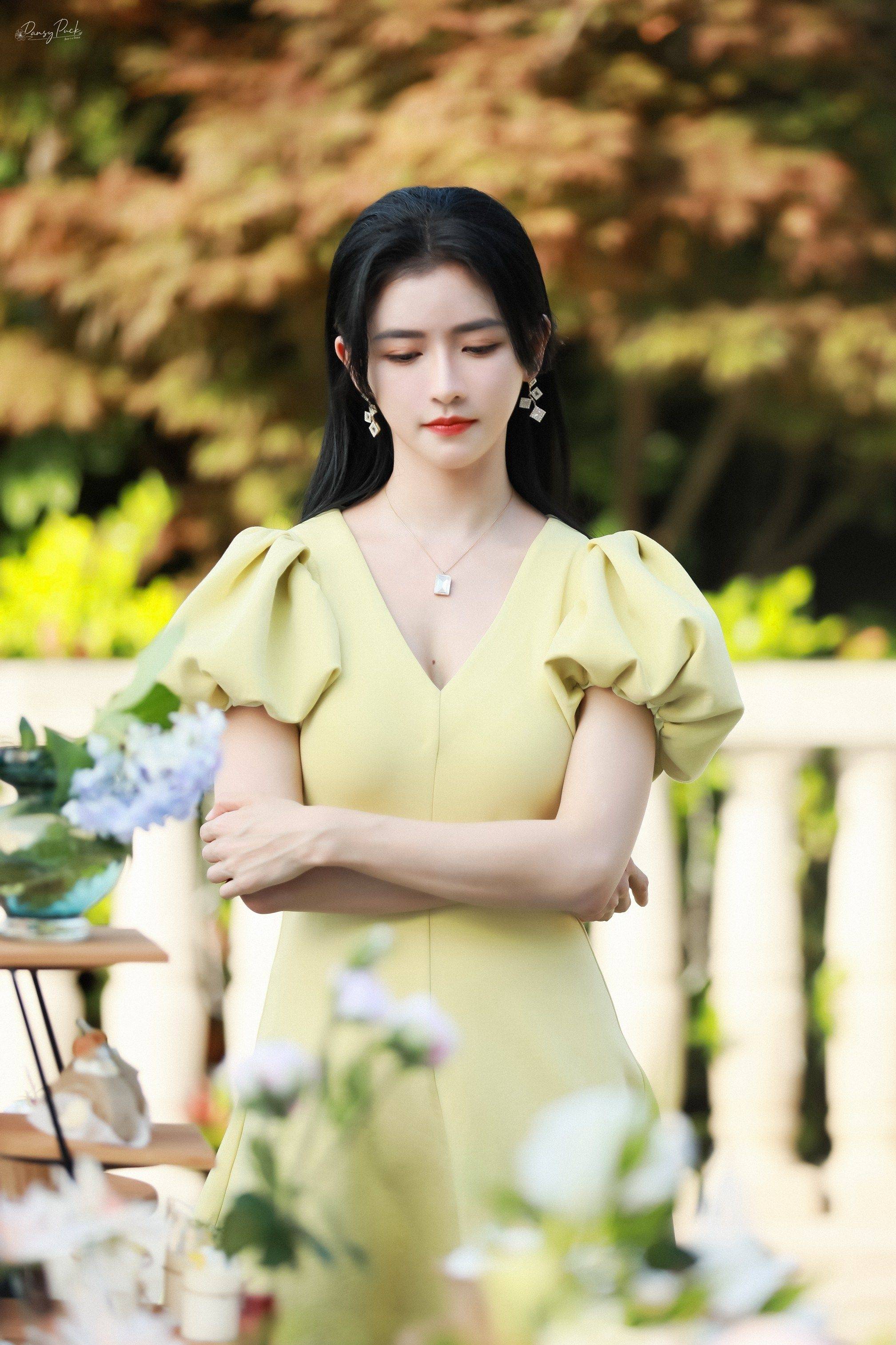 蔡卓宜白色套装大长腿性感写真