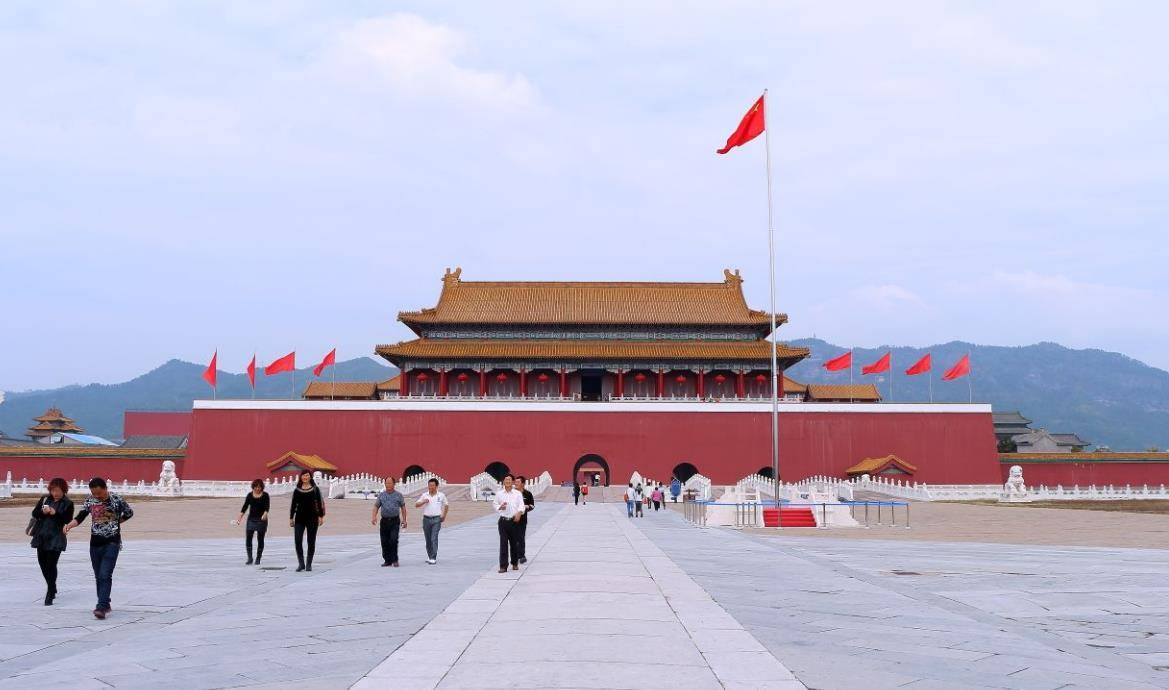 原创             此地公然山寨北京故宫，耗资8亿炸掉13座山，却被列入5A级景区！