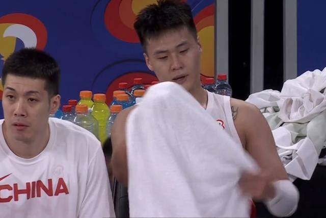 失误还送违体赵睿被换下一脸不满下半场仅打2分47秒_比赛_得分手_犯规