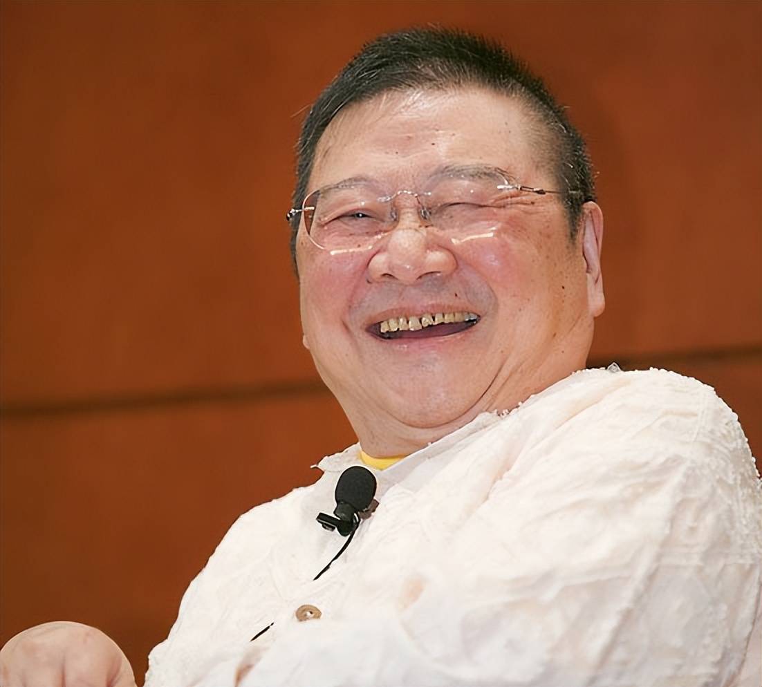 原创作家倪匡去世生前最后露面照曝光电脑桌面壁纸是夫妻恩爱合影