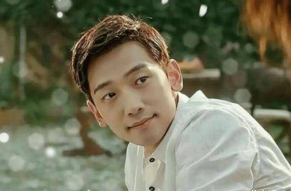 38岁rain近照晒出,身材恢复依然沧桑,与妻子像两代人_金泰希_照片