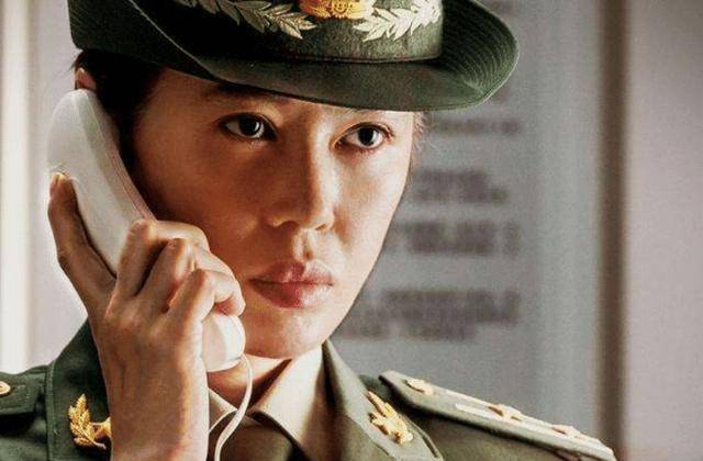 里英姿飒爽的龙小云一角,也可以扮演《无人区》中时尚火辣的娇娇一角