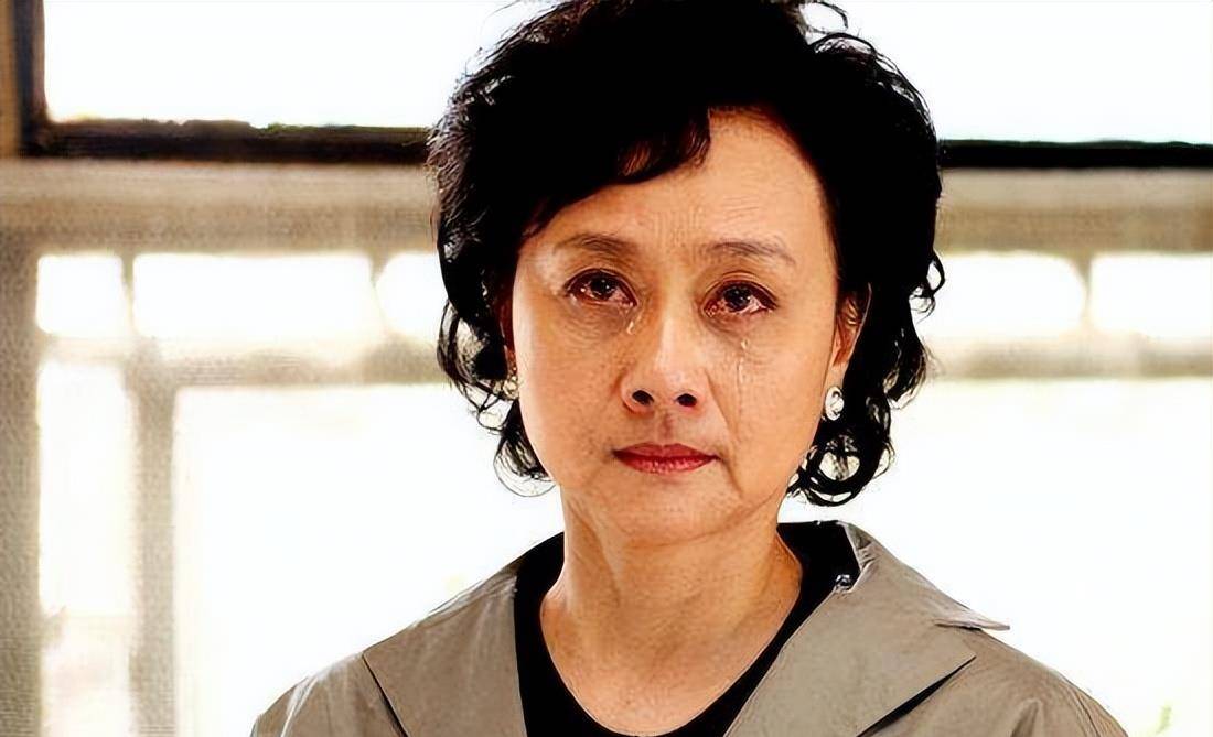 黄梅莹在拍戏中阐扬出来的职业度令许多演员惊奇,在拍摄现场根基上都