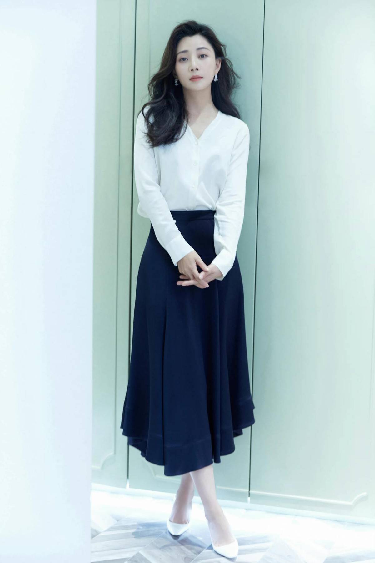 殷桃海藻长发好迷人白衬衫配半身裙优雅窈窕40岁的状态绝了