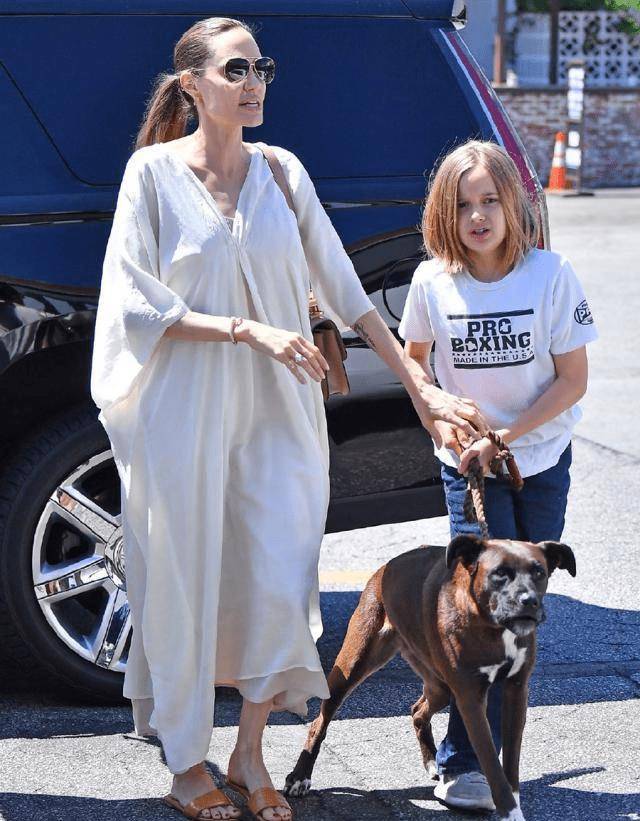 安吉丽娜·朱莉与亲生女儿逛街,穿白色连衣裙配拖鞋,高级又优雅_身材