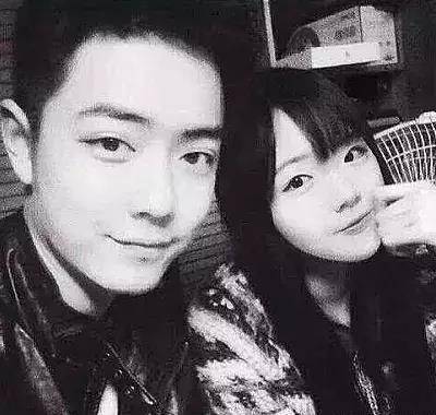 话说小编在看到肖战学生时代这些照片的时候,也是被他的笑容暖到了,不