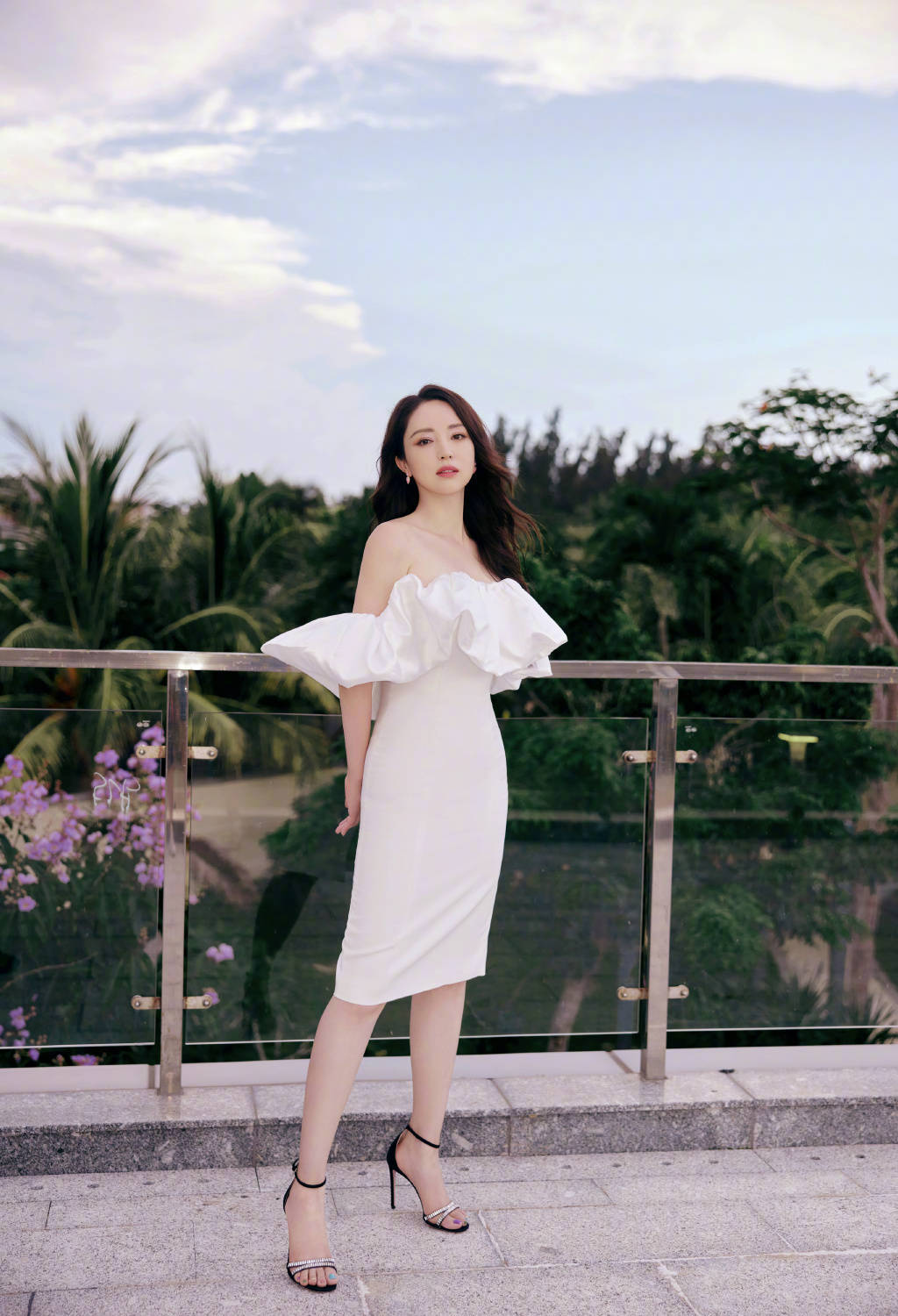 董璇穿抹胸裙身材凹凸有致 美背线条流畅慵懒迷人