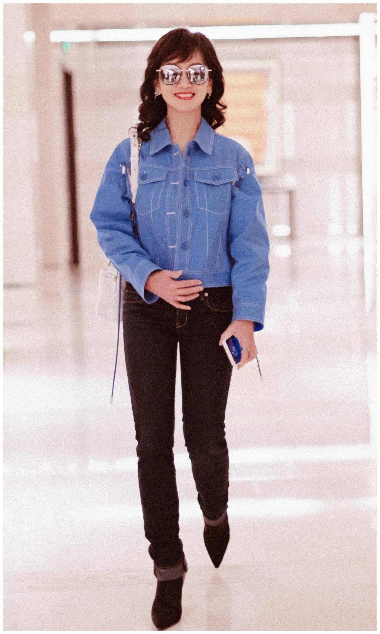 原创赵雅芝真有勇气穿紧身牛仔裤硬是勒出酒杯腿65岁仍不服老