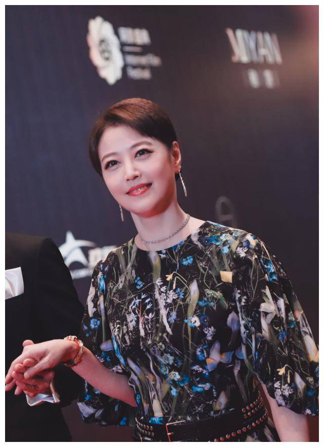 周海媚不用争艳斗丽穿印花连衣裙低调出席活动52岁气质惊艳