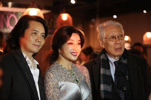 不老女神同框潘虹优雅老去太有魅力刘晓庆浮夸打扮都被抢风头