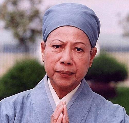 而在剧中饰演"裘千尺"的女演员,就是香港的著名影星罗兰.