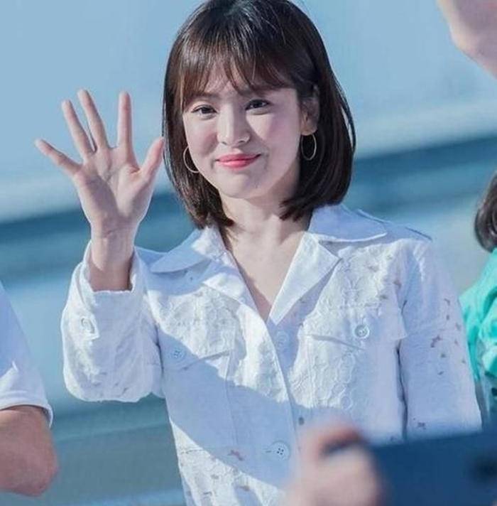 原创宋慧乔剪了妹妹头法式刘海简单穿白色连衣裙比25岁时更显嫩