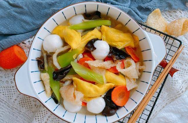 3分钟学会江浙名菜鱼丸蛋饺汤,汤鲜味美超解馋,营养丰富热量低_肉皮