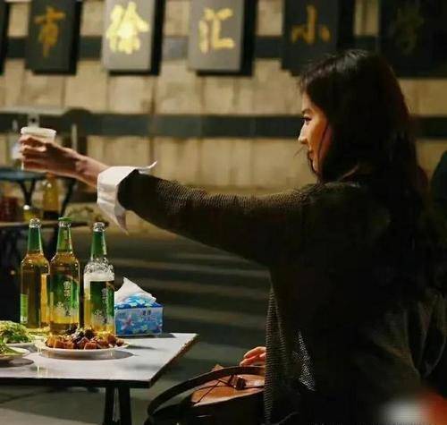 原创刘亦菲吃路边摊很接地气颜值很出众