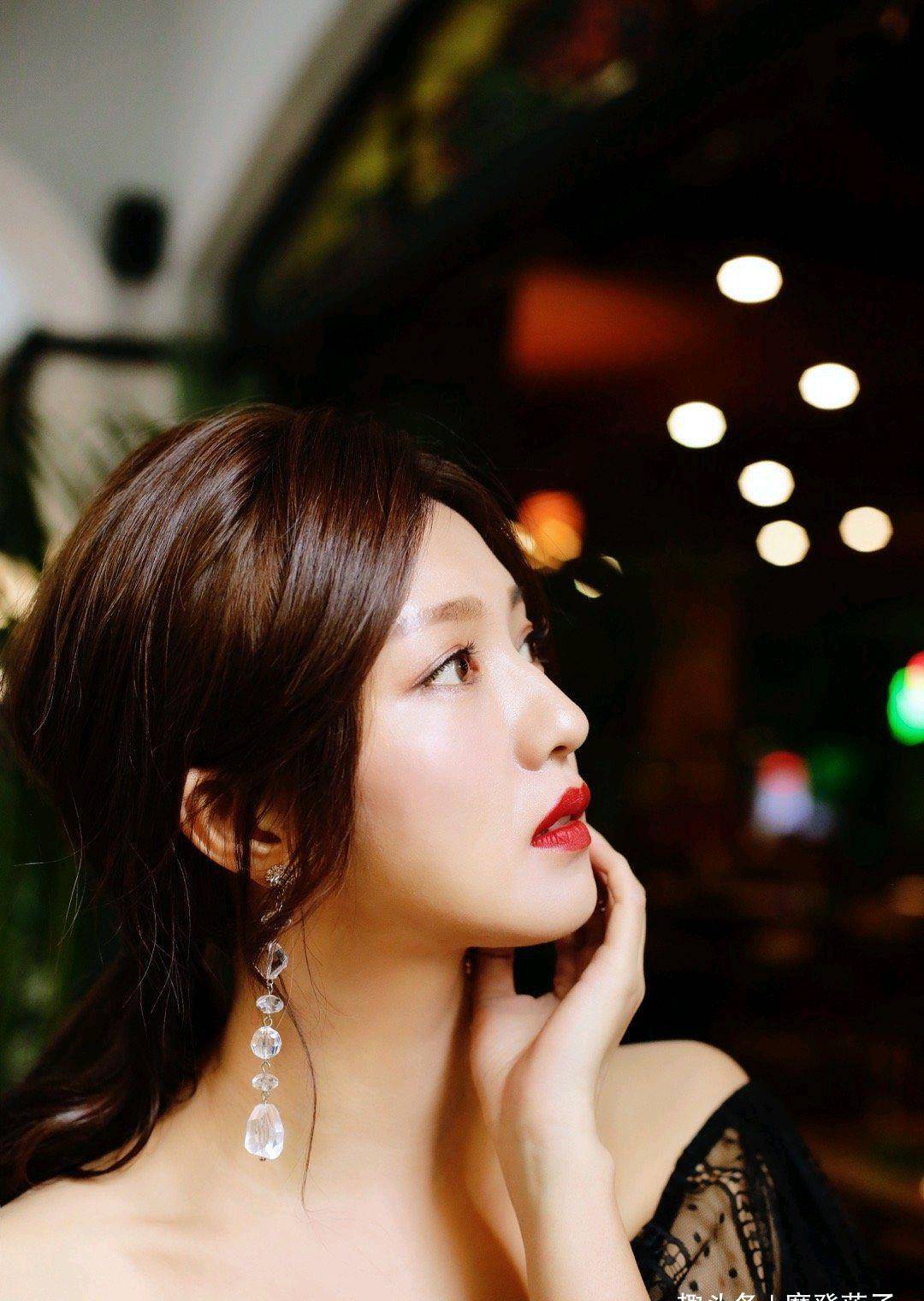 原创43岁的傅晶好优雅身穿一袭黑色连衣裙搭配精致耳环这气质绝了