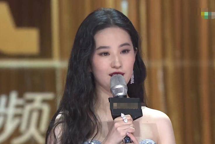 原创刘亦菲现身拾光盛典无美颜状态下的脸说才23岁都有人信