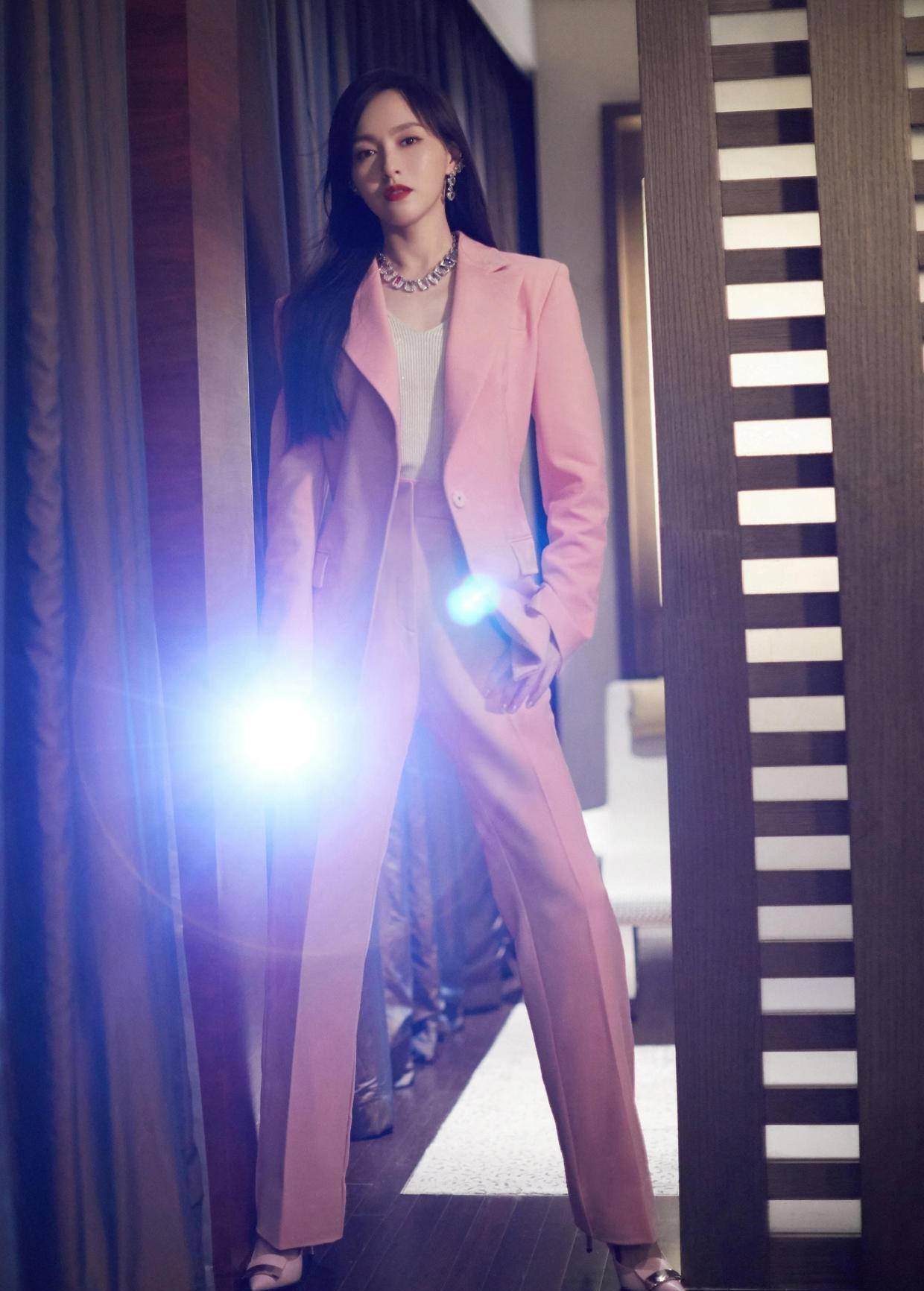 原创唐嫣身材好又会穿深灰色毛衣千鸟格半身裙气质时尚两手抓