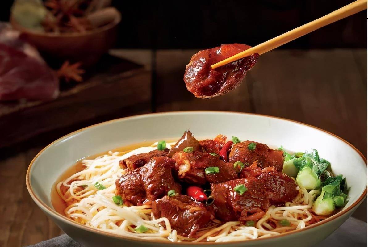 秘制红烧牛肉面的做法,教你如何做出老少皆宜的面食_步骤_肋条_青菜
