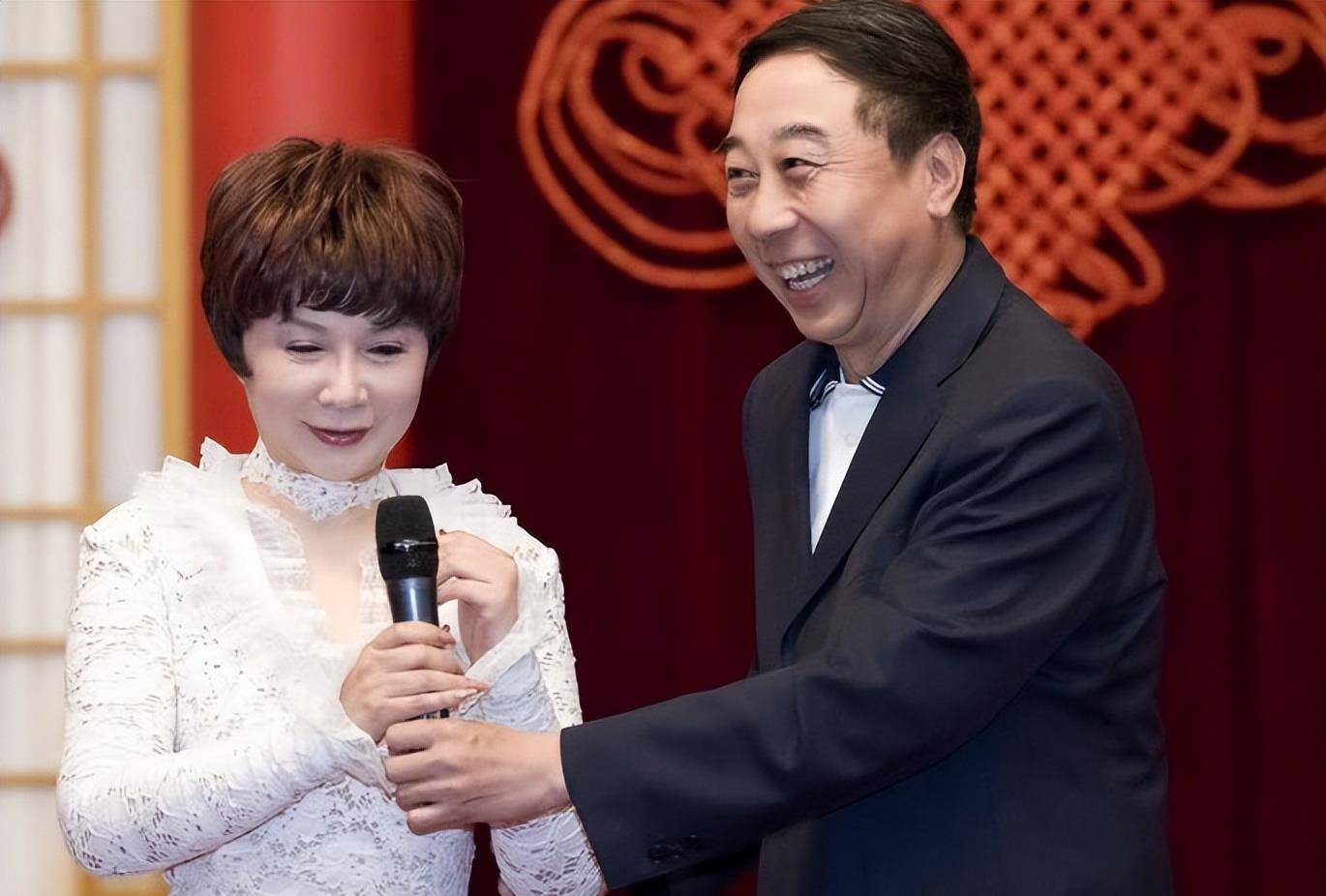 冯巩:47岁被妙龄保姆索要50万分手费,他媳妇的做法让人点赞_马季_艾慧
