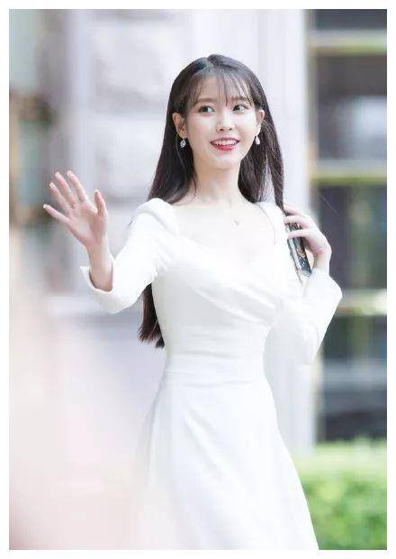 原创iu哪里是国民妹妹明明就是神仙姐姐一袭白裙显满身富贵甜美