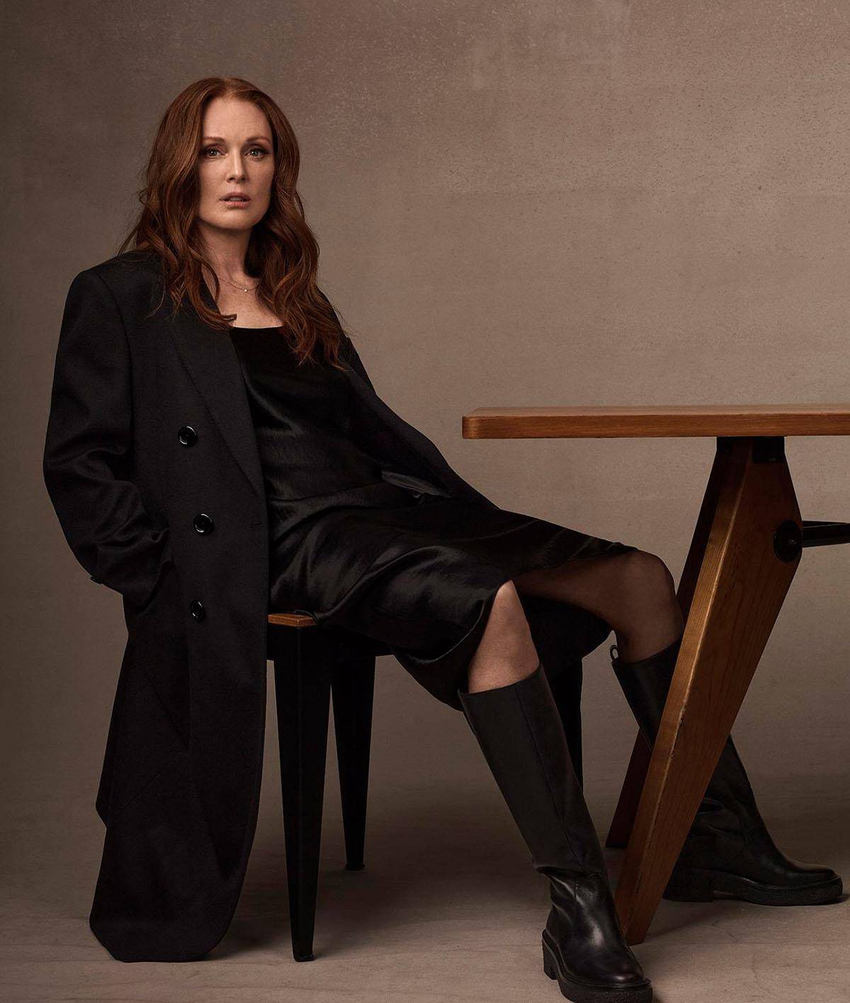 karla welch为julianne穿着donna karan collectionpradacalvin