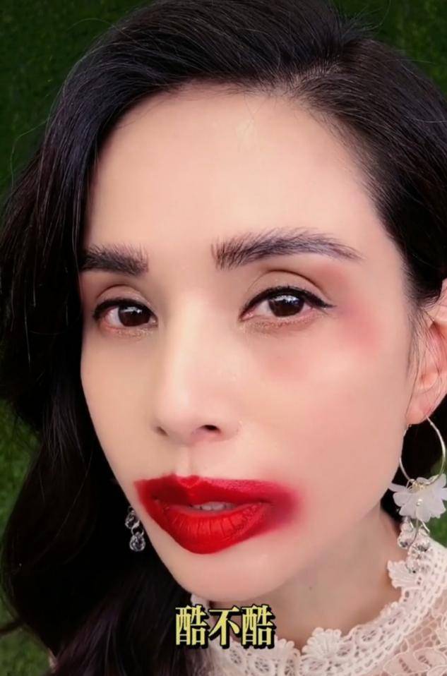 原创54岁李若彤扮梁朝伟造型香肠嘴眼下乌紫难认白发太多健康引担忧